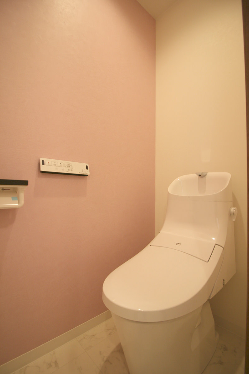 ピンク系の明るいトイレ